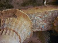 Mme les chapiteaux gardent des traces de couleurs