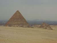La pyramide de Mykrinos, avec le Caire dans le fond