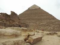 Au pied de la pyramide de Kphren