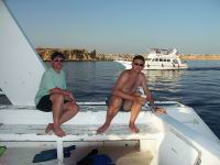 Touristes en bateau  moteur, sur la mer rouge