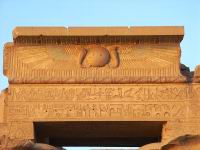 Les derniers feux du soleils clairent le temple