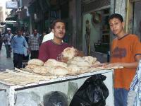 Marchand de pain dans le souk du Caire