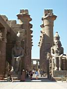 Deux statues monumentales vous accueuillent